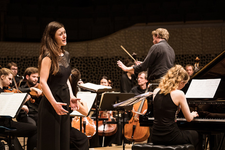 Preisträger-Gala mit der Kammerakademie Potsdam in der Elbphilharmonie: Elena Harsányi (Gesang, 2018)und Elisabeth Brauß (Klavier, 2015) © Kulturkreis / Peter Hundert Preisträger-Gala mit der Kammerakademie Potsdam in der Elbphilharmonie: Elena Harsányi (Gesang, 2018)und Elisabeth Brauß (Klavier, 2015) © Kulturkreis / Peter Hundert