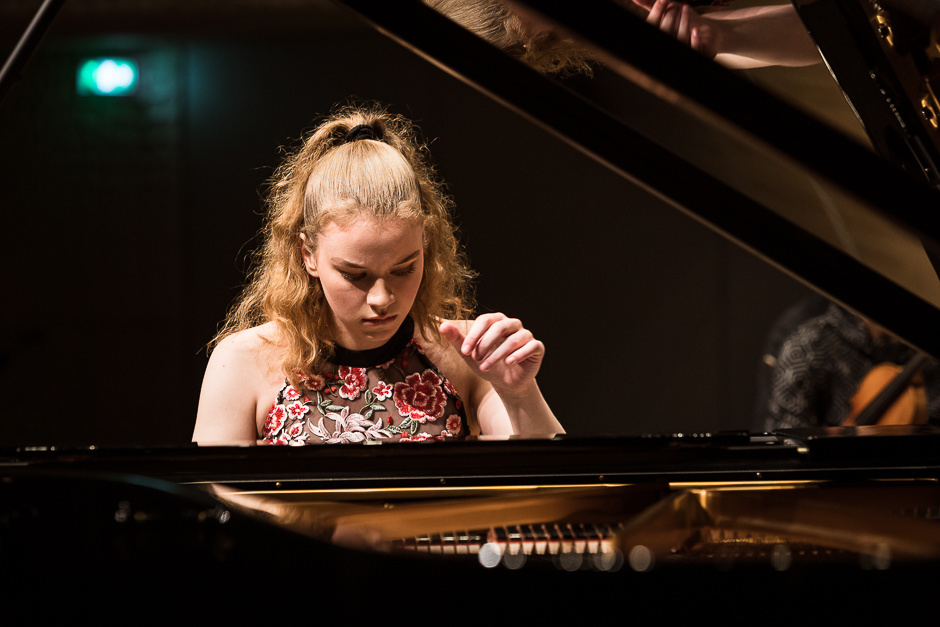 Preisträger-Gala mit der Kammerakademie Potsdam in der Elbphilharmonie: Elisabeth Brauß (Klavier, 2015) © Kulturkreis / Peter Hundert Preisträger-Gala mit der Kammerakademie Potsdam in der Elbphilharmonie: Elisabeth Brauß (Klavier, 2015) © Kulturkreis / Peter Hundert