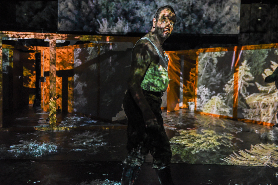 Szene aus den Stück „Mitwisser“ von Enis Maci am Nationaltheater Mannheim Boris Koneczny © Hans Jörg Michel (hjm) Szene aus den Stück „Mitwisser“ von Enis Maci am Nationaltheater Mannheim Boris Koneczny © Hans Jörg Michel (hjm)