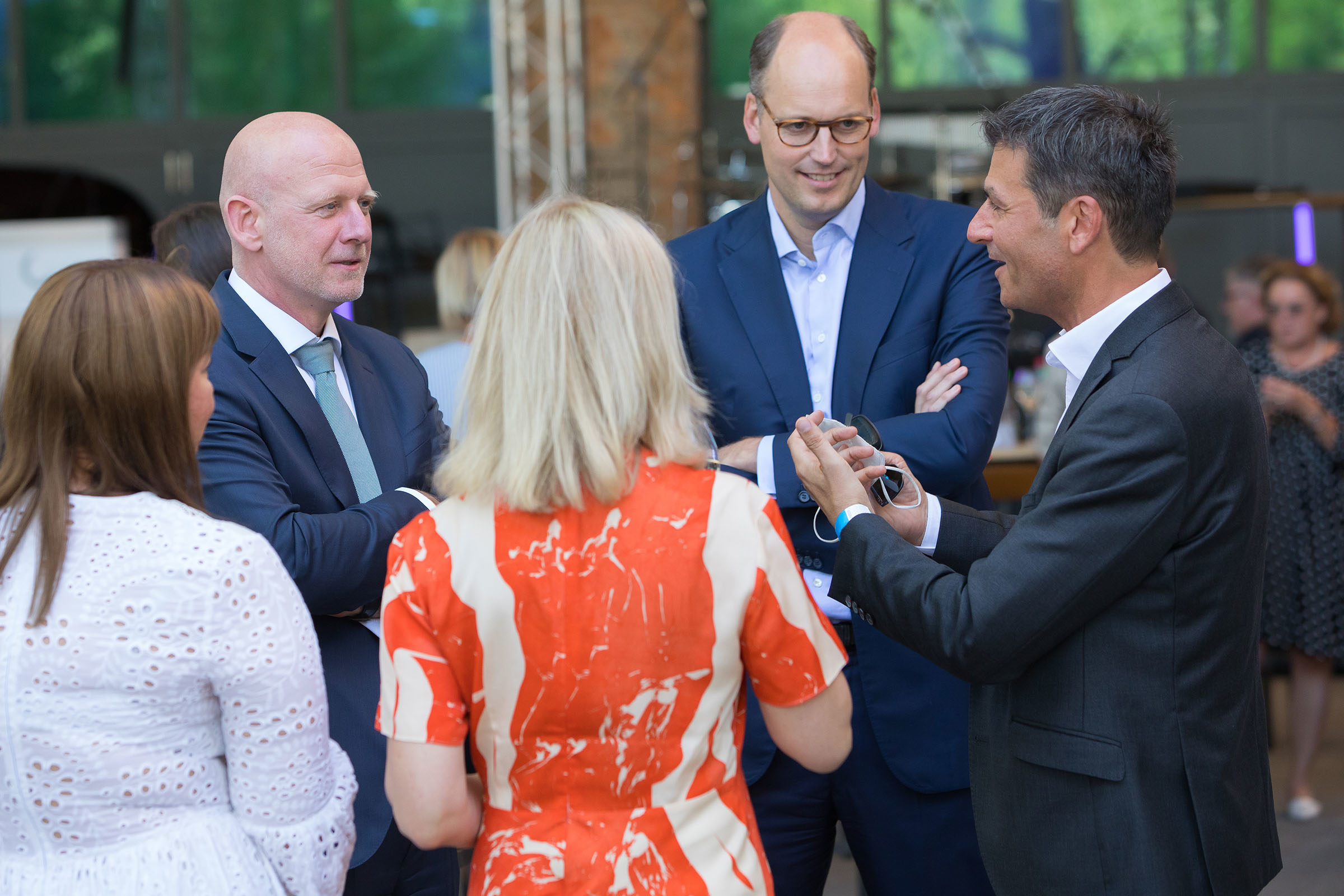 Thorsten Schönenberger, LBBW, Johannes Marten, LBBW, Rodger Masou, Kulturkreis, und Ulrike Groos, Kunstmuseum Stuttgart, im Gespräch © Klaus Hepp - © Klaus Hepp