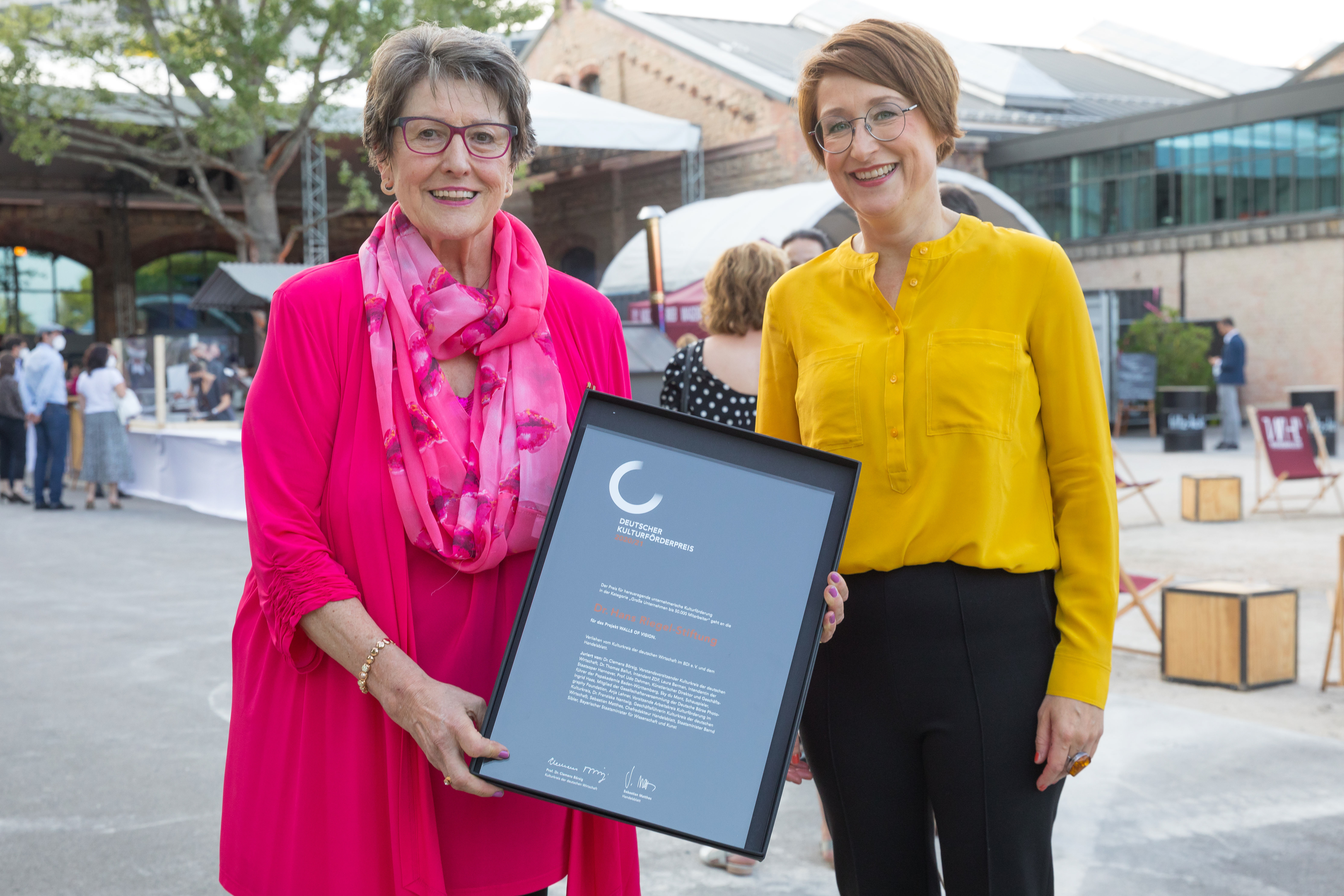 Prof. Ingeborg Henzler, Dr. Hans Riegel-Stiftung und Moderatorin Eva Schmidt © Klaus Hepp - © Klaus Hepp