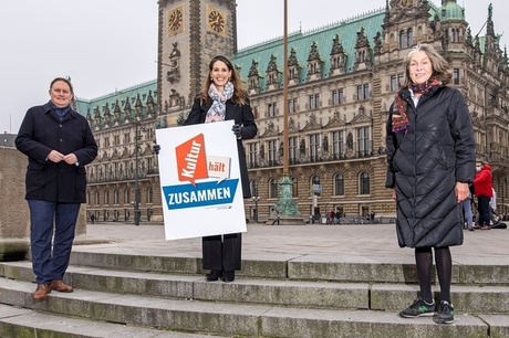 v.l.: Dr. Carsten Brosda (Hamburgs Senator für Kultur und Medien), Dorit Otto (Vorstandsvorsitzende Dorit & Alexander Otto Stiftung), Gesa Engelschall (ge-schäftsführender Vorstand Hamburgische Kulturstiftung) © Alexander Otto Stiftung v.l.: Dr. Carsten Brosda (Hamburgs Senator für Kultur und Medien), Dorit Otto (Vorstandsvorsitzende Dorit & Alexander Otto Stiftung), Gesa Engelschall (ge-schäftsführender Vorstand Hamburgische Kulturstiftung) © Alexander Otto Stiftung